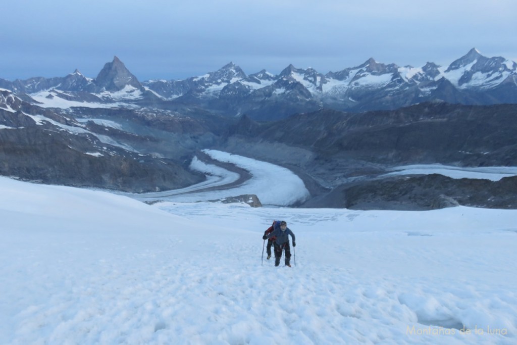 Subiendo por el Glaciar del Monte Rosa, al fondo de izquierda a derecha: Dent d'Hèrens, Cervino, Dent Blanche, Ober Gabelhorn, Zinalrothorn y Weisshorn, abajo el Glaciar Grenx, y a la derecha la cresta de Gorner y el Glaciar Gorner